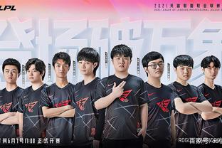 心情还不错！塔图姆在更衣室吃东西&和队友说笑 还穿着球鞋