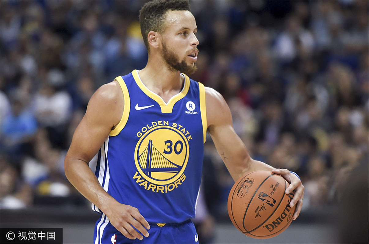 心情还不错！塔图姆在更衣室吃东西&和队友说笑 还穿着球鞋